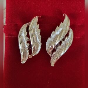 Vintage 1950s Silver Toned Elegant Folded Leaf Clip On Earrings.